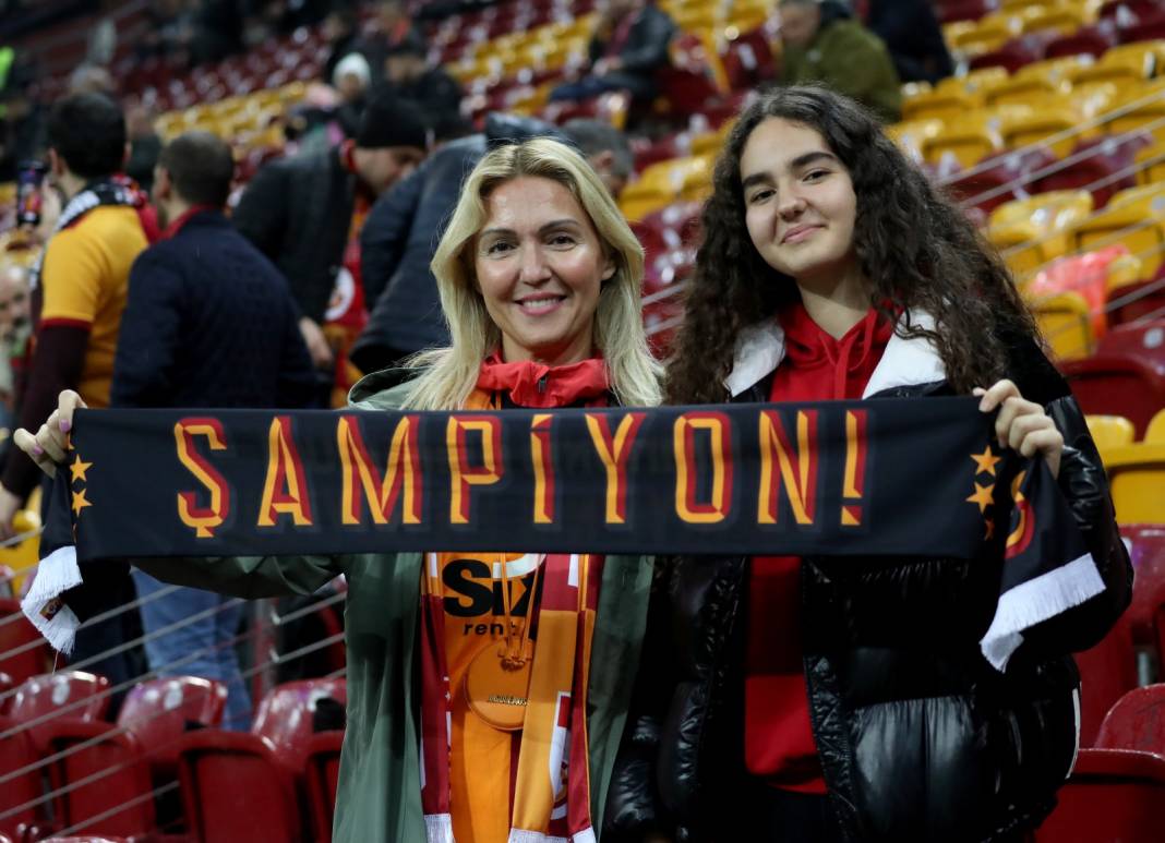 Galatasaray'ın muhteşem geri dönüşünden çok özel resimler: Tribünler şov yaptı 24